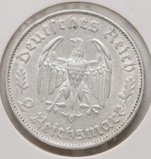 Die Vorderseite präsentiert ein fein ausgearbeitetes Porträt von Friedrich Schiller im Profil nach links blickend. Die Umschrift „FRIEDRICH SCHILLER“ rahmt das Bildnis ein. Am unteren Rand finden sich die Gedenkjahre „1759 – 1934“ sowie das Münzzeichen „F“ für die Prägestätte Stuttgart, dezent zwischen zwei Eichenblättern platziert.