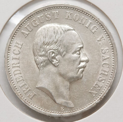 Die Rückseite der Münze zeigt den imposanten Reichsadler mit dem Wappenschild der Hohenzollern. Die Umschrift lautet DEUTSCHES REICH 1910, gefolgt vom Nennwert DREI MARK im unteren Bereich. Die feine Detailzeichnung der Federn und der Kaiserkrone unterstreicht die herrschaftliche Ausstrahlung dieses Silberstücks.