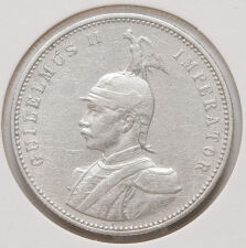 Die Vorderseite zeigt das nach links gewendete Brustbild von Kaiser Wilhelm II. in der Uniform der Garde du Corps mit Adlerhelm. Die Umschrift lautet „GUILELMUS II IMPERATOR“. Das Porträt besticht durch seine feine Ausarbeitung der Uniformdetails und den hoheitlichen Ausdruck des Kaisers.