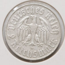 Die Vorderseite präsentiert das eindrucksvolle Porträt von Martin Luther im Profil nach links. Die Umschrift lautet „Martin Luther“ in historischer Schrift. Am unteren Rand stehen die Lebensdaten „1483 - 1933“, dezent getrennt durch zwei Eichenblätter. Die feine Zeichnung des Gesichts unterstreicht die historische Bedeutung der Person.