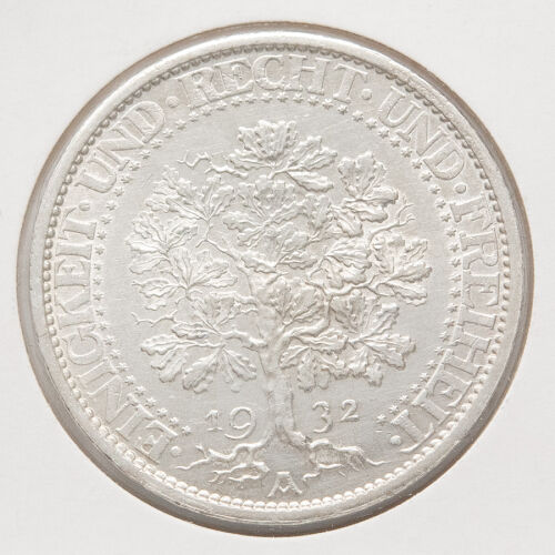 Die Detailaufnahme zeigt die Rückseite der 5 Reichsmark Silbermünze von 1932 mit dem charakteristischen, tief verwurzelten Eichbaum-Motiv. Unter den Wurzeln ist der Prägebuchstabe A für Berlin sowie das Prägejahr 1932 zu erkennen. Der Rand trägt die Inschrift EINIGKEIT UND RECHT UND FREIHEIT, unterbrochen von kleinen Sternen.