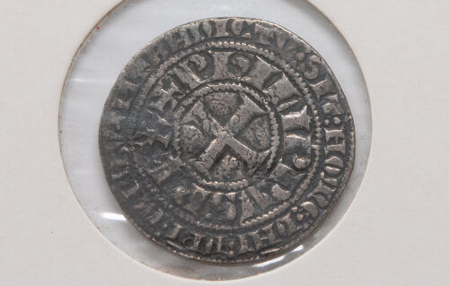 Zentrales Motiv der Vorderseite: Ein gleichschenkliges Kreuz (Croix pattée), umgeben von der lateinischen Inschrift des Königs Philipp IV. Die Münze zeigt eine charmante, historische Oberflächenbeschaffenheit.