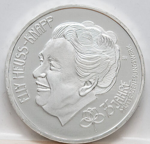 Runde Münze mit geprägtem Portraitprofil-Motiv, Spiegelnder Hintergrund mit matten Reliefs.