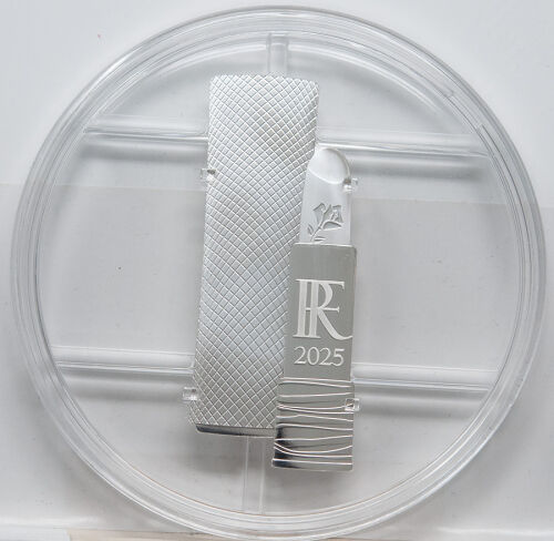 Silbermünze Frankreich 10 Euro 2025 – Lancôme Lipstick Shape, diagonale Form eines Lippenstifts mit Motiven des Markenlogos, Proof-Oberfläche.