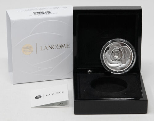 Silbermünze Frankreich 20 Euro 2025 – Lancôme High Relief Proof, mit detailliertem Logo, floralen Konturen und Reliefstruktur.