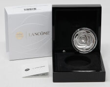 Silbermünze Frankreich 20 Euro 2025 – Lancôme High Relief Proof, mit detailliertem Logo, floralen Konturen und Reliefstruktur.