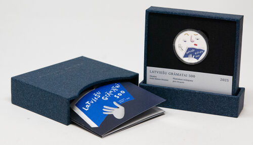 Lettland 5 Euro 2025 – Erstes Buch in Lettland (Silber-Gedenkmünze) – Vorderseite mit stilisiertem Leser und Aufschrift ‘LATVIEŠU GRĀMATAI 500’, Rückseite mit Szenen zur Geschichte des ersten lettischen Buches