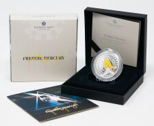 Freddie Mercury in performender Pose mit Mikrofon,...