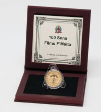 Maltesisches Staatswappen, umgeben von zwölf EU-Sternen, mit Schriftzug „MALTA 2025“ und Nennwert „50 EURO“.