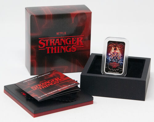 Farbiges Charakter-Szenenmotiv der 2. Stranger-Things-Staffel vor Mystery-Hintergrund
mit Sternenhimmel, Serie-Logo „STRANGER THINGS“ in Rot im unteren Motivfeld,
rechteckige 1-oz-Feinsilberprägung mit farbveredeltem Proof-Look.
