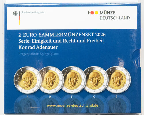 Gesamtansicht des offiziellen Folders der Münze Deutschland für den 5er-Satz 2026. Sichtbar sind die fünf 2-Euro-Münzen „Konrad Adenauer“ in brillanter Spiegelglanz-Erhaltung mit dem Motiv des ersten Bundeskanzlers.