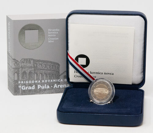 Abbildung der geöffneten offiziellen blauen Schatulle der kroatischen Münzprägeanstalt. Man sieht die 2-Euro-Münze sicher in einer Kapsel eingebettet, daneben liegt das gedruckte Zertifikat mit der individuellen Seriennummer.