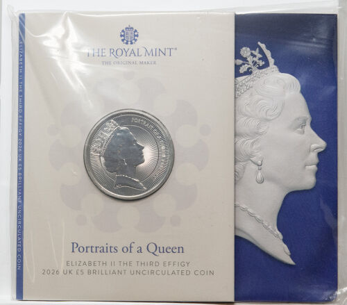 Die 5-Pfund-Münze in der Mitte des geöffneten offiziellen Blisters. Der Folder ist reich bebildert und enthält historische Fakten zur Regierungszeit der Queen und der Entwicklung ihrer Münzporträts.