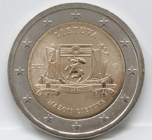 Die nationale Seite der 2-Euro-Münze Litauen 2025 zeigt das Wappen von Kleinlitauen mit dem zentralen Elch-Motiv. Die Prägung ist bankfrisch und weist den typischen metallischen Glanz einer unzirkulierten Münze auf.