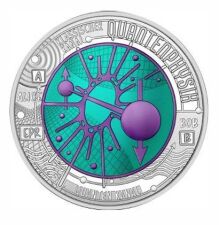 Vorderseite der 25 Euro Niob Münze 2025 Quantenphysik. Der kunstvoll gefärbte Niob-Kern zeigt schematische Darstellungen von Teilchenbewegungen und Wellenfunktionen.