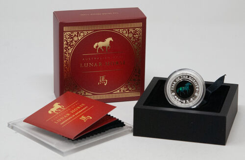 Die Opal-Münze 2026 im geöffneten Luxus-Etui.