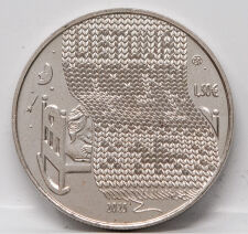 Ansicht der Wertseite: Ein schlafendes Kind unter einer detailliert dargestellten Strickdecke. Im Hintergrund ist ein Schaukelpferd und ein lächelnder Mond zu sehen. Rechts oben befindet sich der Nennwert „1,50€“ sowie das Logo der litauischen Münzstätte.