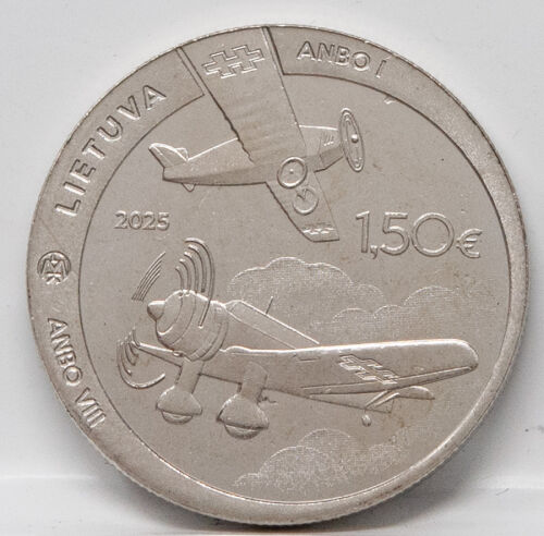 Nahaufnahme der Motivseite: Zwei ANBO-Flugzeuge (Modelle I und VIII) im Steilflug über stilisierten Wolken. Die Markierungen auf den Flügeln und die technischen Details der Maschinen sind fein ausgearbeitet. Oben links steht „LIETUVA“, daneben das Jahr 2025 und rechts der Nennwert „1,50€“.
