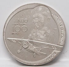 Detailansicht der Rückseite: Porträt des Konstrukteurs Antanas Gustaitis in Pilotenkluft. Im Vordergrund fliegt eine ANBO IV. Der Text „ANBO LĖKTUVAMS - 100 METŲ“ ehrt das Jubiläum, ergänzt durch den Namen des Piloten am rechten Rand.