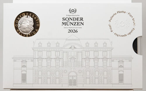 Vorderansicht der Premium-Edition 2026: Der weiße Schuber der Swissmint mit der Aufschrift „Sonder Münzen 2026“. Rechts oben ist das kreisförmige Siegel „Polierte Platte · Proof“ aufgeprägt. Das Design wirkt durch die minimalistische Architekturzeichnung des Münzgebäudes sehr edel.