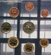 Die geöffnete Verpackung präsentiert alle acht Euro-Münzen (1 Cent bis 2 Euro) in ihren Halterungen. Der metallische Glanz der BU-Qualität und das detailreiche Wappen „Vytis“ auf der nationalen Seite kommen exzellent zur Geltung.