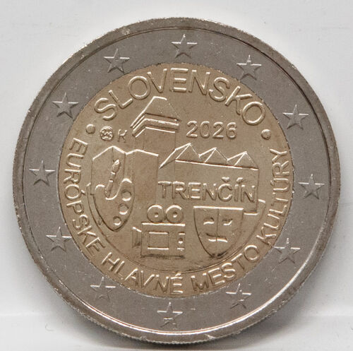 Nahaufnahme der Motivseite der 2-Euro-Münze Trenčín 2026. Zu sehen ist die Burg Trenčín über einer Anordnung von Kunstsymbolen (Palette, Kamera, Masken). Der bankfrische Glanz der UNC-Prägung ist deutlich erkennbar.