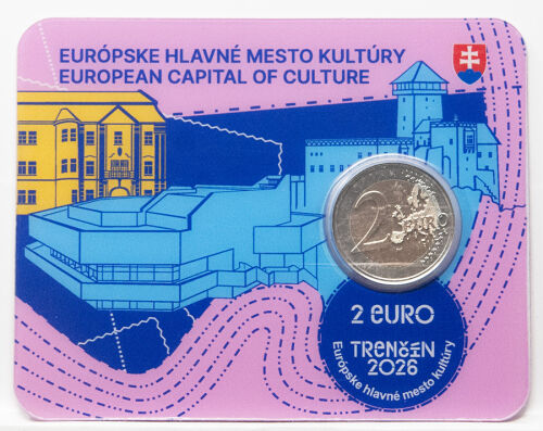 Präsentation der offiziellen Coincard mit der eingelegten 2-Euro-Gedenkmünze. Die Karte ist farbenfroh gestaltet und zeigt die Burg Trenčín sowie das Logo der Kulturhauptstadt 2026.