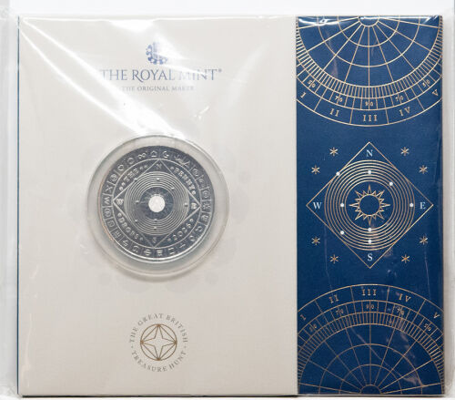 Die großformatige 5-Pfund-Münze eingebettet in den aufwendig gestalteten Folder. Das Design des Folders erinnert an ein altes Notizbuch oder ein Logbuch mit kryptischen Symbolen und Hinweisen, die das Thema Schatzsuche unterstreichen.