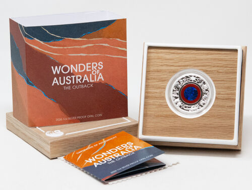Zentraler Einsatz aus echtem australischen Opal, der ein stilisiertes Outback-Motiv umschließt. Äußerer Ring aus Silber mit den Inschriften „THE OUTBACK“, dem Jahrgang „2026“, Gewicht und Feinheit „1oz 9999 SILVER“ sowie dem Prägezeichen „P“ der Perth Mint.