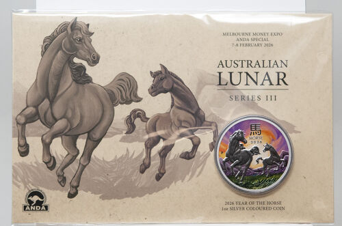 Die Motivseite zeigt ein galoppierendes Pferd vor einem stilisierten Hintergrund. Im rechten Feld ist das chinesische Schriftzeichen für „Pferd“ und das exklusive Privy Mark „M“ für Melbourne zu sehen. Inschriften: „HORSE 2026“ und das „P“-Prägezeichen der Perth Mint.