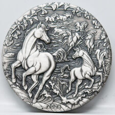 Zeigt das offizielle Porträt von König Charles III., gestaltet von Dan Thorne. Die Umschrift nennt den Herrschernamen CHARLES III, das Ausgabeland AUSTRALIA sowie das Gewicht und die Feinheit 2oz 9999 Ag und den Nennwert 2 DOLLARS.