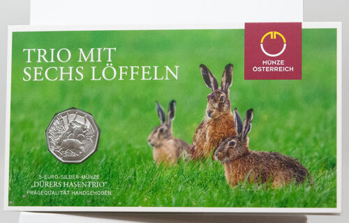 Detaillierte Rückseite der 5-Euro-Silbermünze 2026 mit der kunstvollen Darstellung des Hasentrios nach Albrecht Dürer, präsentiert im farbenfroh illustrierten Original-Blister.