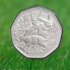 Die charakteristische 9-eckige Vorderseite der österreichischen 5-Euro-Silbermünze mit den Wappenschilden der Bundesländer und dem Nennwert, geprägt in glänzendem Silber (Handgehoben).