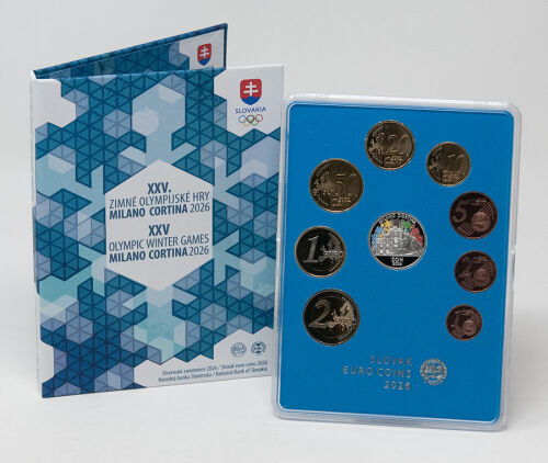 Die Vorderseite der Plexiglas-Kassette mit der zentralen Medaille, umgeben von den slowakischen Kursmünzen 2026 und der thematischen Bedruckung.