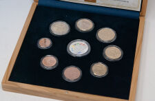 Außenansicht der edlen Holzbox mit eingraviertem...