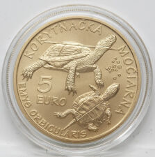 Auf der Vorderseite ist eine Sumpfschildkröte über einer farbig hervorgehobenen Seerose (Lekno biele) dargestellt. Darüber thront das slowakische Staatswappen, umrahmt von Schilfstängeln. Der Schriftzug „SLOVENSKO“ und das Prägejahr „2026“ sind klar erkennbar.