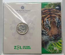 Die Rückseite zeigt ein kunstvolles Arrangement aus...