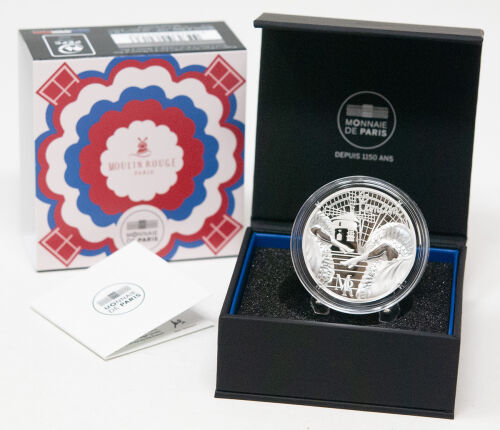 Die Rückseite zeigt filigran gestaltete Cancan-Tänzerinnen in Bewegung vor der stilisierten Windmühle des Moulin Rouge, umgeben von floralen Jugendstil-Elementen.