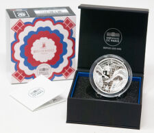 Die Rückseite zeigt filigran gestaltete...