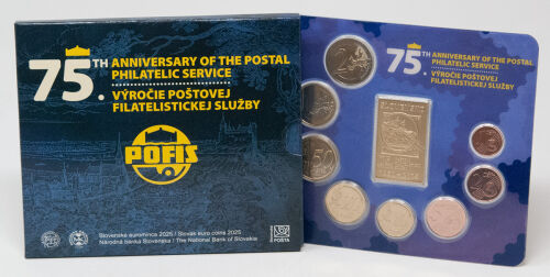 Die Außenansicht des Folders zeigt philatelistische Motive wie historische Briefmarken und Poststempel, eingebettet in die Nationalfarben der Slowakei.