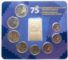 Die Innenansicht präsentiert die acht Euro-Münzen des Jahrgangs 2025 sowie die zentrale Gedenkmedaille, sicher fixiert in einer transparenten Blisterfolie.