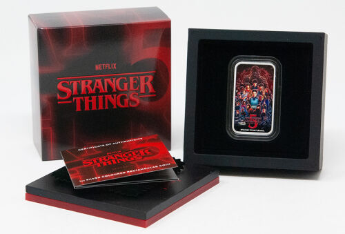 Rückseite: Koloriertes Motiv der 5. Staffel mit Vecna und der Hawkins-Crew sowie Stranger Things Logo.