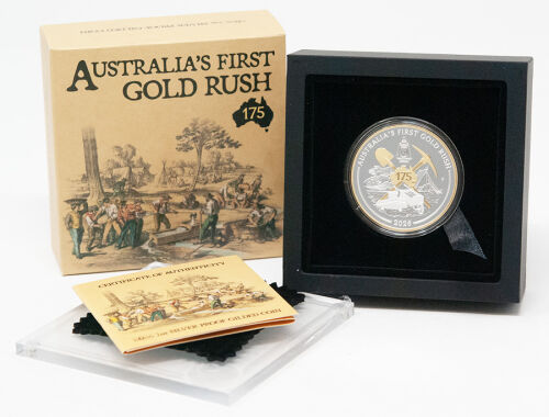 Rückseite: Vergoldete Landkarte von Australien mit Punkt bei Ophir, gekreuzte Schaufel und Pickel sowie Goldsucherausrüstung.