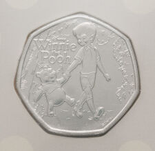 Rückseite der 50 Pence Gedenkmünze 2026 Winnie the Pooh im offiziellen BU-Blister mit dem bezaubernden, exklusiven Charakter-Motiv aus dem Hundertmorgenwald.