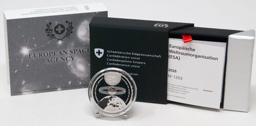 Das futuristische Design zeigt ein ESA-Weltraumteleskop oder einen Satelliten im Orbit über der Erde vor einem perfekt spiegelnden Proof-Hintergrund. Umschrift CONFOEDERATIO HELVETICA und 20 FR.