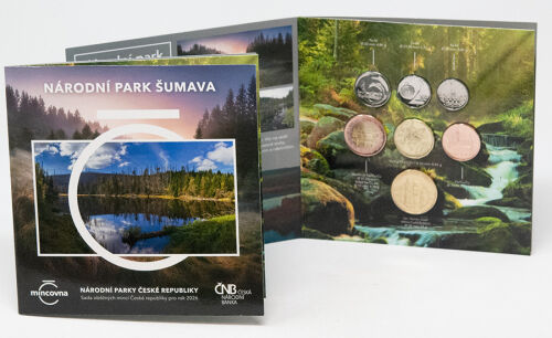 Die unberührten tschechischen Umlaufmünzen 2026, stilvoll drapiert um eine kunstvolle Gedenkmedaille mit dem Motiv des Šumava-Nationalparks (Luchs/Waldland) im grünen Natur-Folder.