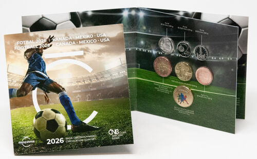 Die tschechischen Kursmünzen 2026 arrangiert um eine zentrale, hochdynamisch gestaltete Fußball-Gedenkmedaille im farbenfrohen Sport-Folder.