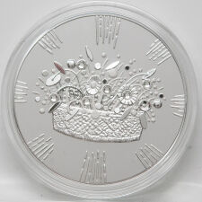 Ein elegantes, stilisertes Ornament-Design der lettischen Volkskultur vor spiegelglattem Hintergrund im höchsten Proof-Finish.