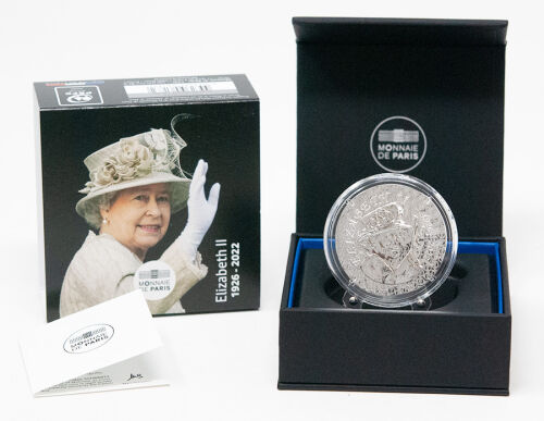 Das hochelegante, würdevolle Porträt von Queen Elizabeth II. mit den Insignien der Macht, meisterhaft mattiert auf tiefspiegelndem Silberfeld. Umschrift REPUBLIQUE FRANÇAISE und der Nennwert 10 EURO.