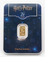 Rückseite des PAMP Harry Potter Goldbarren-Blisters mit dem feingeprägten Hogwarts-Wappen, Feingehalt-Angaben und Zertifikatnummer.